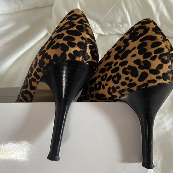 Nine West Leopard Print Heel popular shoe dresses up jeans and anything else!!!! - Picture 2 of 6